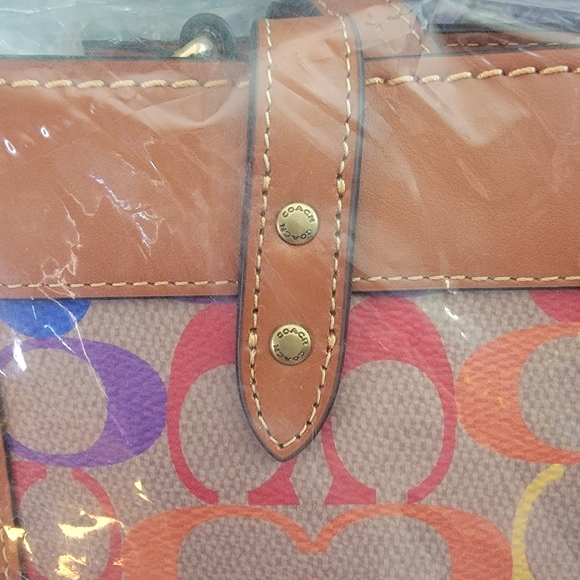 Coach Field Tote 22 in Rainbow signature canvas - Picture 12 of 14